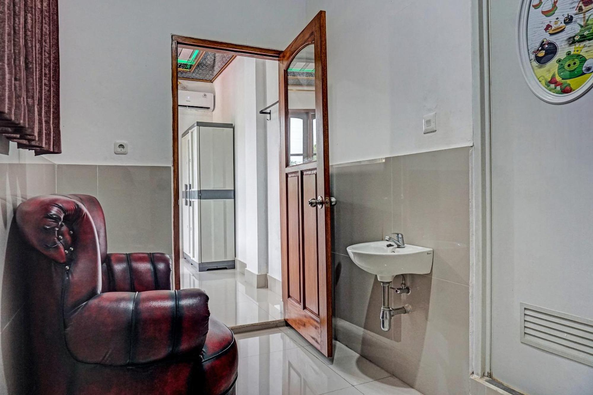 Spot On 2226 Nurmega Jaya Hotel Sukabumi