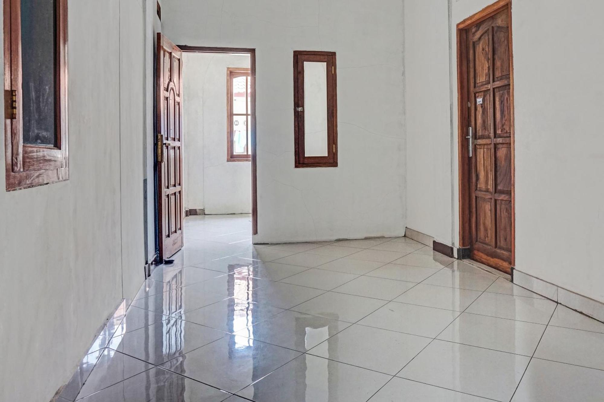 Spot On 2226 Nurmega Jaya Hotel Sukabumi